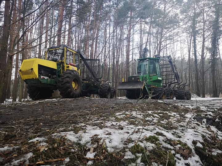 Stroj pri nakladaní drevnej hmoty